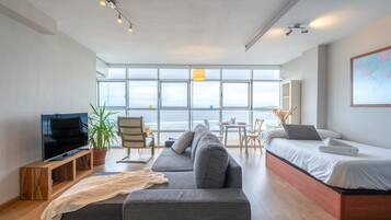 Tabla de planchar con plancha, wifi gratis y ropa de cama