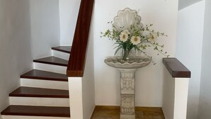 Una escalera con escalones de madera y una pared blanca.