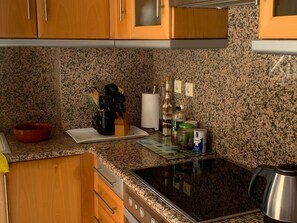Geladeira, micro-ondas, fogão, cooktop