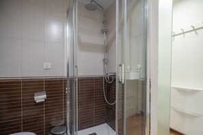 Shower, hair dryer, towels - Room 'Berlín' with Wi-Fi (Gijón)