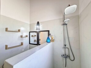 Douche, sĂšche-cheveux, serviettes fournies