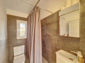 Shower, hair dryer, towels - Villa 'Hydra Bay Seaside  with Pool' with Balcony, Wi-Fi and Air Conditioning (Thermisia)