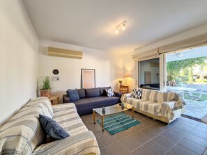 TV - Villa 'Beach , Swimming Pool For 8' with Sea View, Wi-Fi and Air Conditioning (Thermisia)