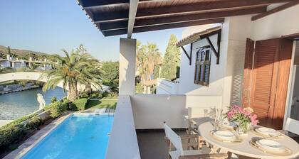 Villa 'Beach, Swimming Pool For 8' avec vue sur la mer, Wi-Fi et climatisation