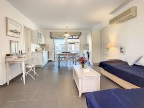 Interior - Villa 'Beach , Swimming Pool For 8' with Sea View, Wi-Fi and Air Conditioning (Thermisia)