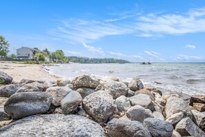 Beach nearby - 🏖️ Stylish The Shores Condo | Private Beach w/ Views ➠ 5716 (Acme)