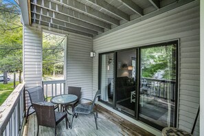 Outdoor dining - 🏖️ Stylish The Shores Condo | Private Beach w/ Views ➠ 5716 (Acme)