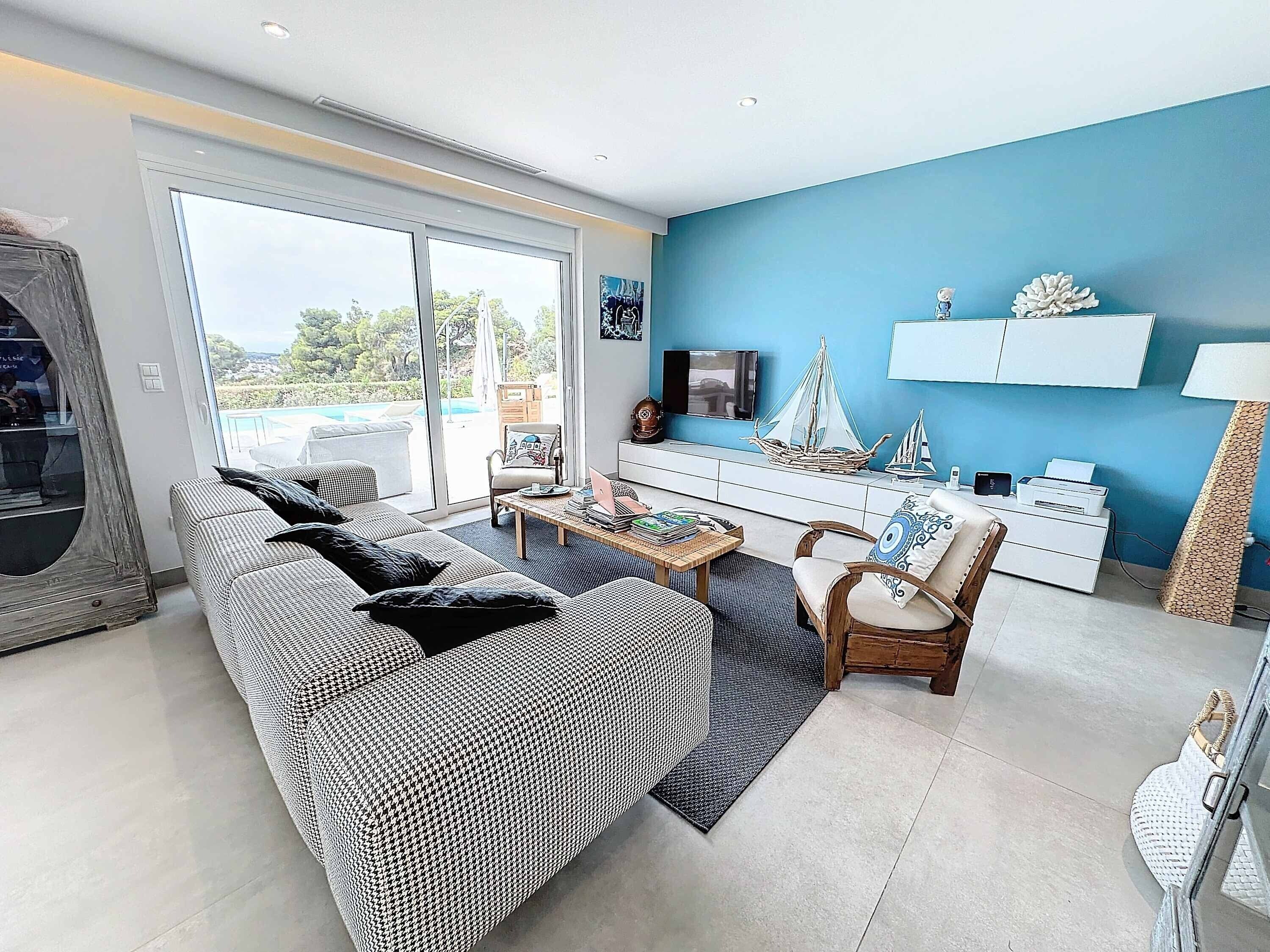 Una sala de estar moderna con un sofá, una mesa de centro y objetos decorativos.