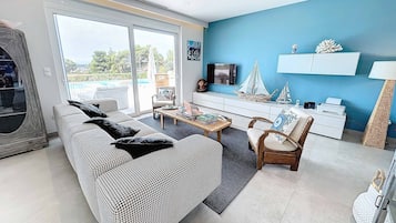 Una sala de estar moderna con un sofá, una mesa de centro y objetos decorativos.