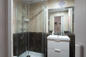Shower, hair dryer, towels - Room 'Habitación París' with Wi-Fi (Gijón)