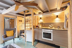 Kühlschrank, Ofen, Herdplatte, Wasserkocher mit Kaffee-/Teezubehör