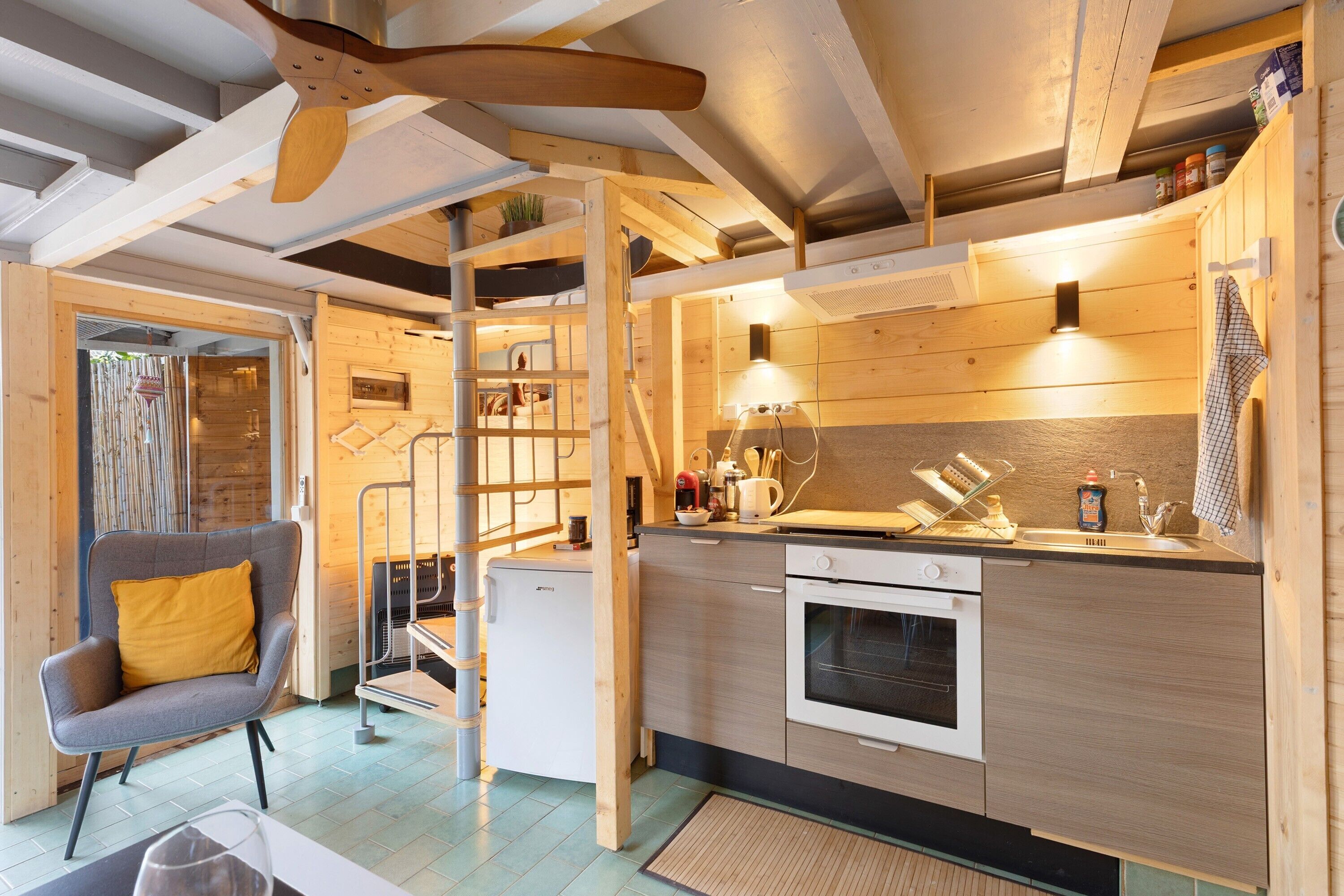 Réfrigérateur, four, plaque de cuisson, cafetière/bouilloire