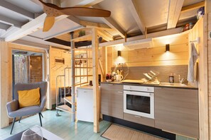 Fridge, oven, stovetop, coffee/tea maker