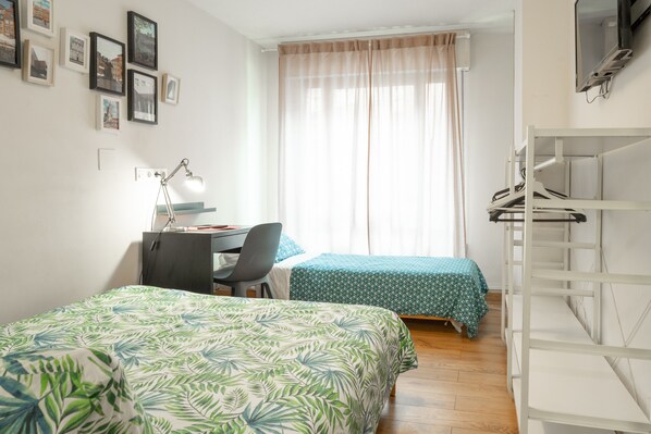 1 bedroom, free WiFi, bed sheets - Room 'Warsaw' with Wi-Fi (Gijón)