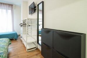 1 bedroom, free WiFi, bed sheets - Room 'Warsaw' with Wi-Fi (Gijón)