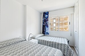 2 habitaciones, tabla de planchar con plancha y ropa de cama 
