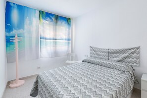 2 makuuhuonetta, silitysrauta/-lauta, vuodevaatteet