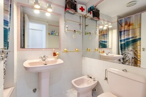 Shower, hair dryer, towels - Apartment 'El Buen Sol' with Sea View, Shared Pool and Wi-Fi (La Manga)