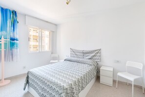 2 bedrooms, iron/ironing board, bed sheets - Apartment 'El Buen Sol' with Sea View, Shared Pool and Wi-Fi (La Manga)