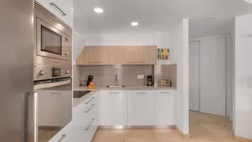 Een koelkast, een magnetron, een oven, een kookplaat