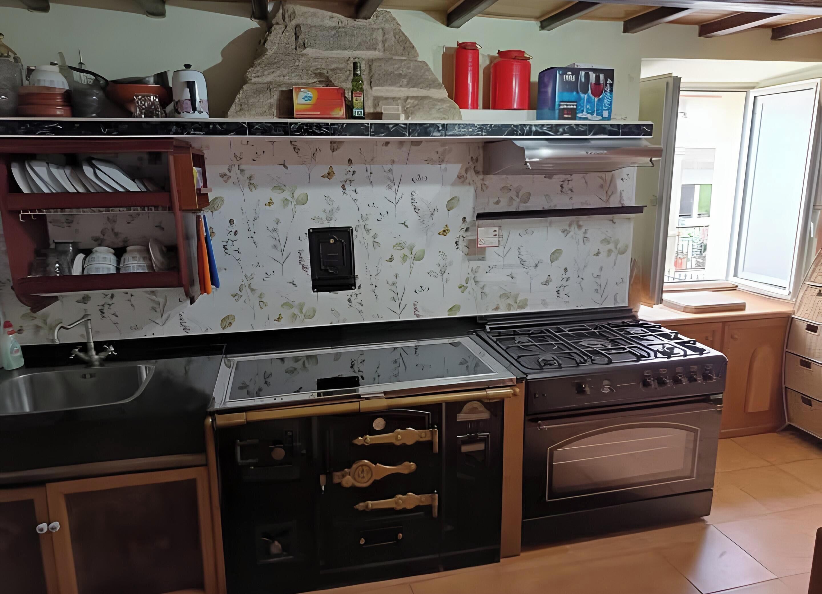 Kylskåp, mikrovågsugn, ugn och spishäll