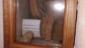 Vitrina con una colección de artefactos romanos etiquetada como 'ANFORAS ROMANAS S.II D.C. ENCONTRADAS EN RÍO ULLA'.