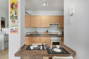 Een koelkast, een microgolfoven, een oven, een kookplaat