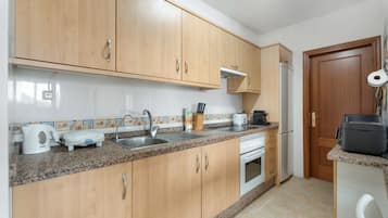 Een koelkast, een magnetron, een oven, een kookplaat