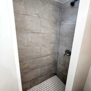 SĂšche-cheveux, serviettes fournies, savon, papier toilette