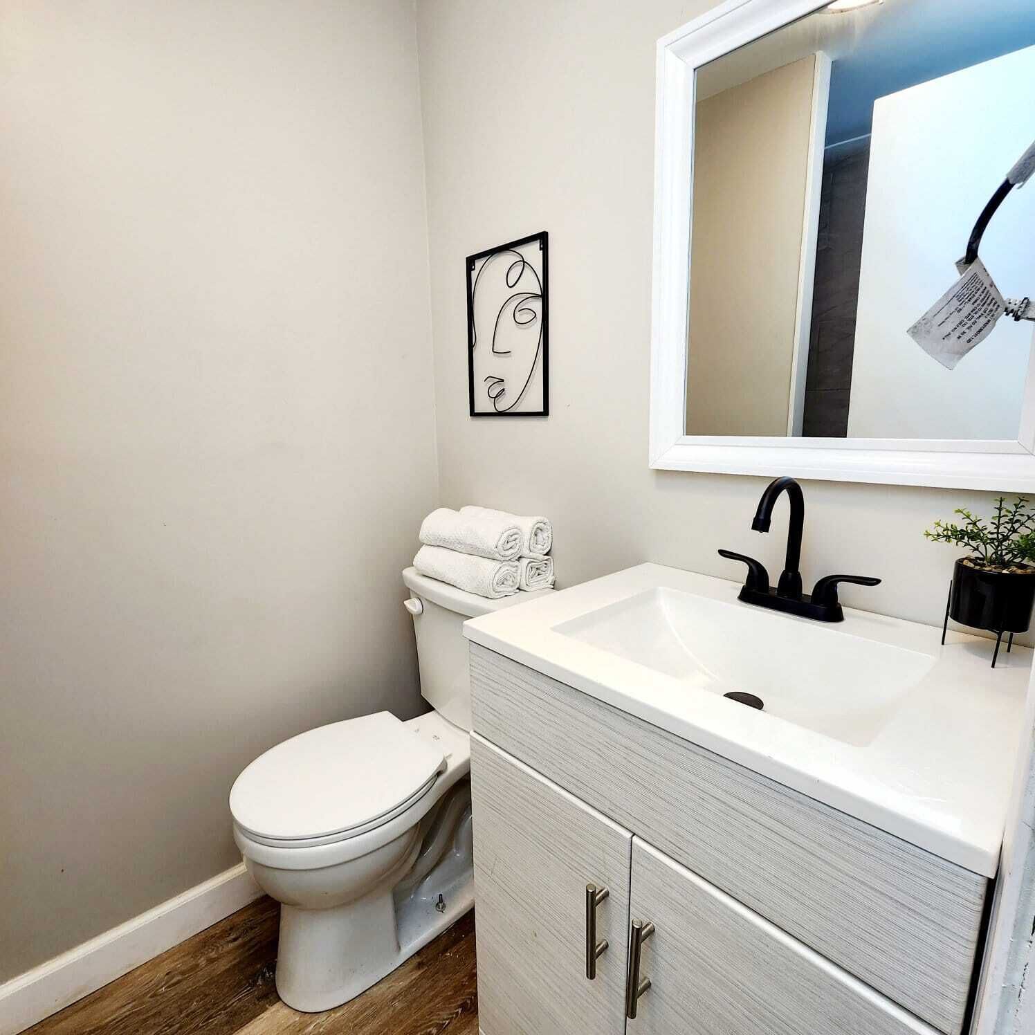 Hiustenkuivaaja, pyyhkeet, saippua, vessapaperi