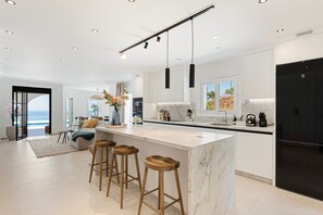 Geladeira, micro-ondas, fogão, cooktop