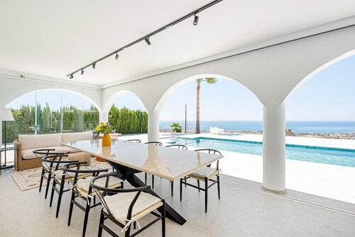 Villa 'Clery Algarrobo' met zeezicht, Wi-Fi en airconditioning