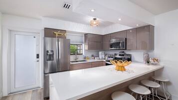 Kjøleskap, mikrobølgeovn, ovn og kokeplater