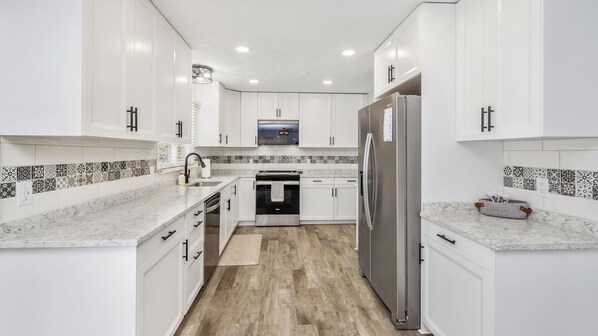 Een koelkast, een microgolfoven, een oven, een kookplaat