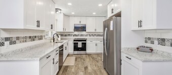 Lake Shore Luxury- 4-bedroom house in charming Escanaba with AC, WiFi. Book now