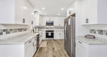 Lake Shore Luxury- 4-bedroom house in charming Escanaba with AC, WiFi. Book now