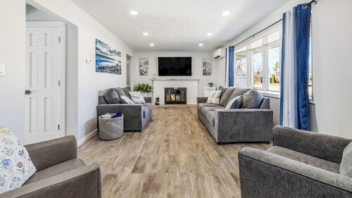 Lake Shore Luxury- 4-bedroom house in charming Escanaba with AC, WiFi. Book now