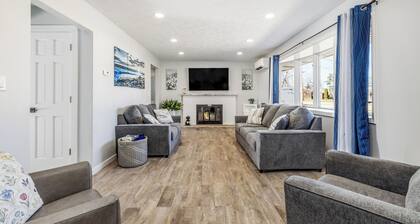 Lake Shore Luxury- 4-bedroom house in charming Escanaba with AC, WiFi. Book now