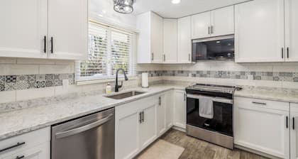 Lake Shore Luxury- 4-bedroom house in charming Escanaba with AC, WiFi. Book now