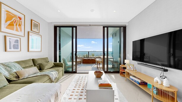 Smart TV, books, stereo