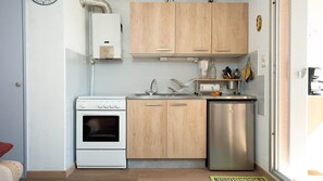 Fridge, microwave, oven, coffee/tea maker