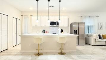 Mikrowelle, Geschirrspüler, Wasserkocher mit Kaffee-/Teezubehör