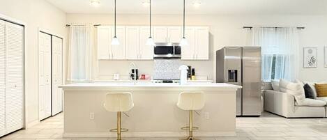 Mikrobølgeovn, oppvaskmaskin, kaffetrakter/tekoker og kjøkkenutstyr