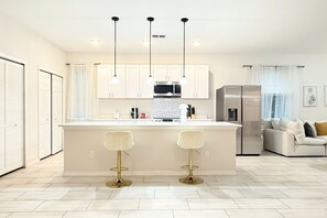 Microondas, lavavajillas, cafetera y tetera y utensilios de cocina 