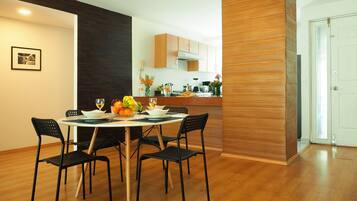 Apartamento luxo, 2 quartos, cozinha americana, vista para a cidade | Sala de jantar