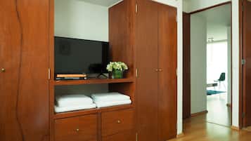 Apartamento luxo, 2 quartos, cozinha americana, vista para a cidade | Guarda-roupa