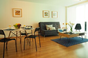 디럭스 아파트, 침실 2개, 간이주방, 시내 전망 | 거실 공간 | 스마트 TV, 스트리밍 서비스