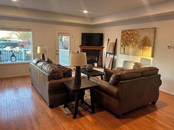 Smart TV, fireplace