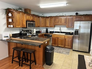 Kjøleskap, mikrobølgeovn, ovn og kokeplater