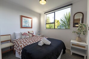 4 bedrooms, iron/ironing board, WiFi, bed sheets